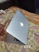 Apple macbook air i5 one hand use