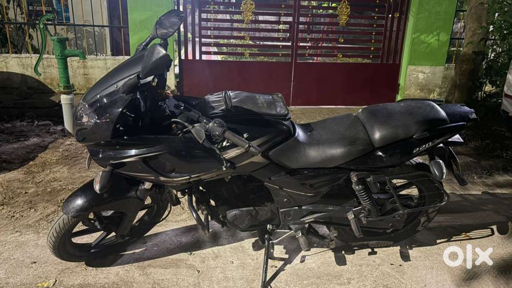 Pulsar 220F Full Black