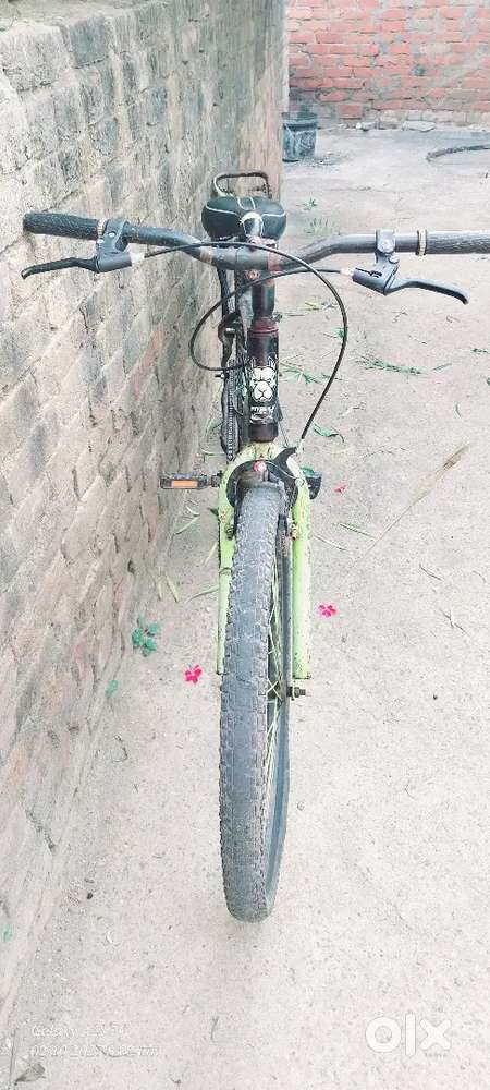 Iska aaga vala tyre or tupe padaga bus 5,000 ki hai
