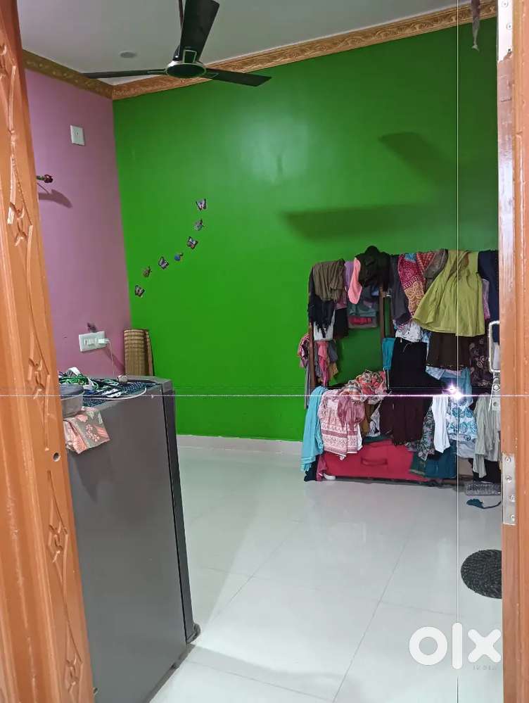 Need a working or studing girl roommates