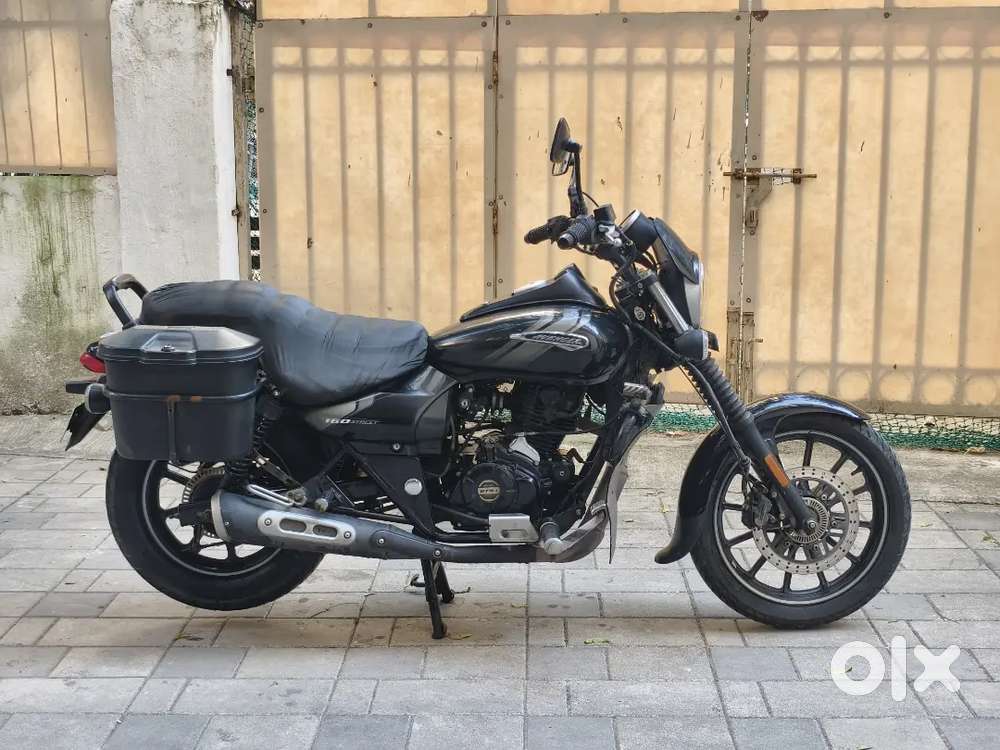 Bajaj Avenger 160 street