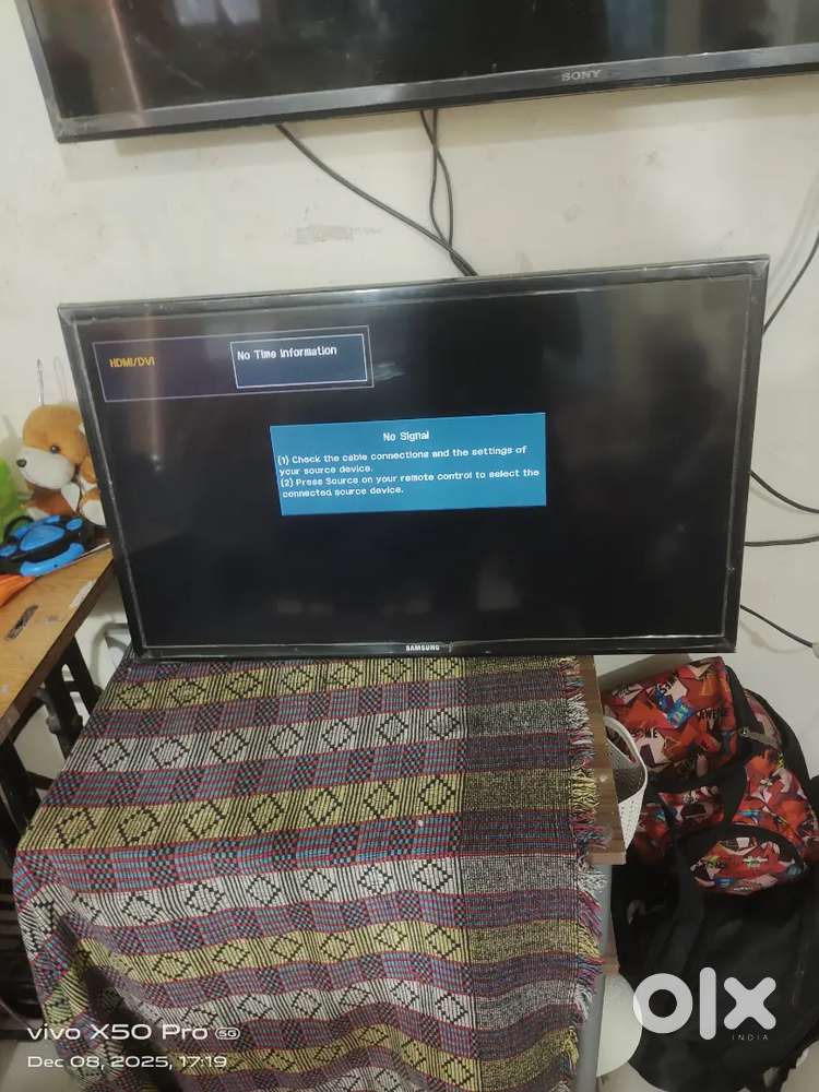 Samsung 32 inch tv with navigator beneath