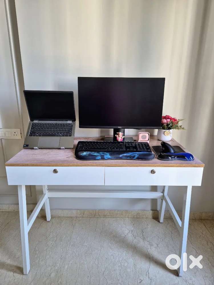 For Sale: Stylish & Sturdy Computer Table – Almost New