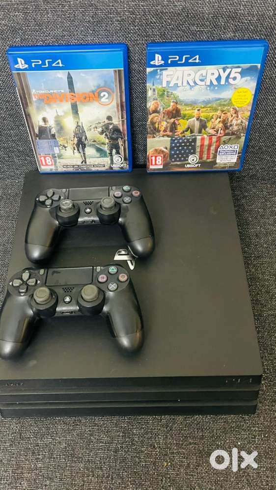 Sony PS4 console with 2 controllers +far cry 5 and Division 2 cds