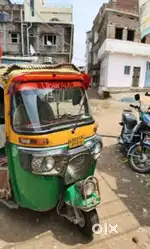 3 seater auto driver