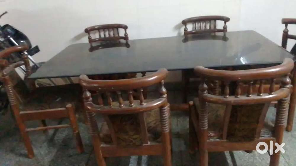 6 SEATER  DINNING TABLE