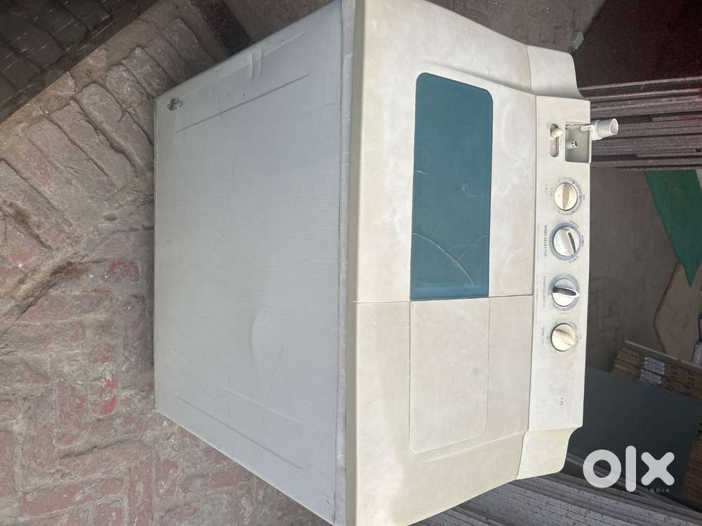 LG SEMI AUTOMATIC WASHING MACHINE