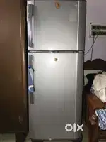 Fridge company-Samsung, works really well and has good ice compartment