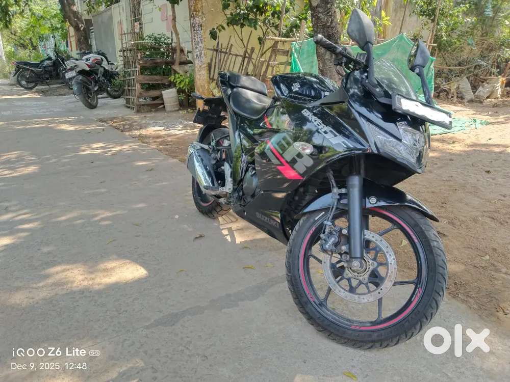 Black Suzuki Gixxer sf-150
Model 2022