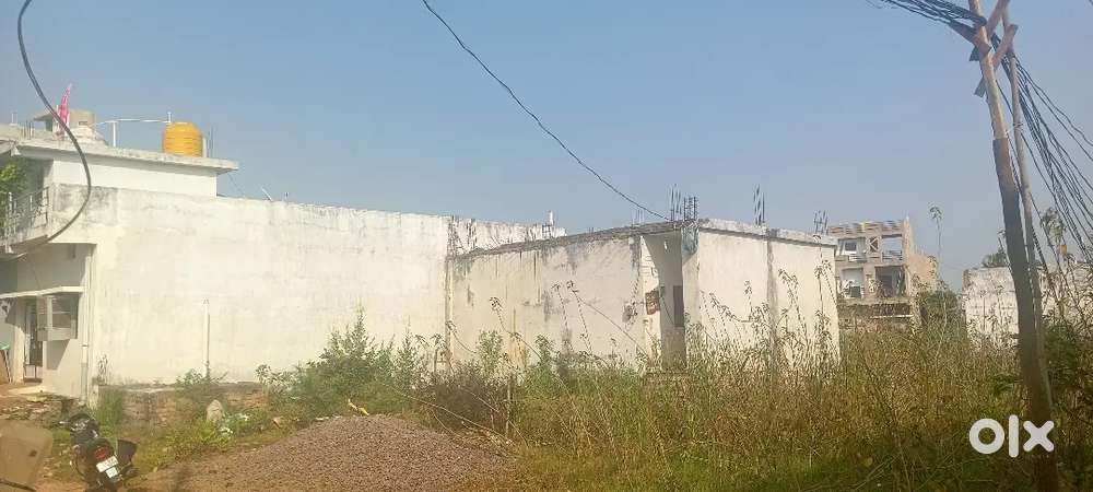 600 me ghar bana hua hai 1180 me plot hai