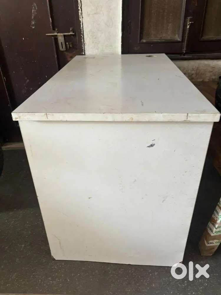 White office computer table