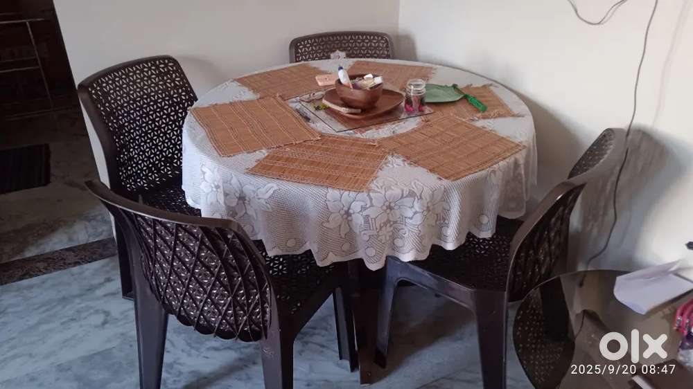 04 No. Plastic dining/garden chair