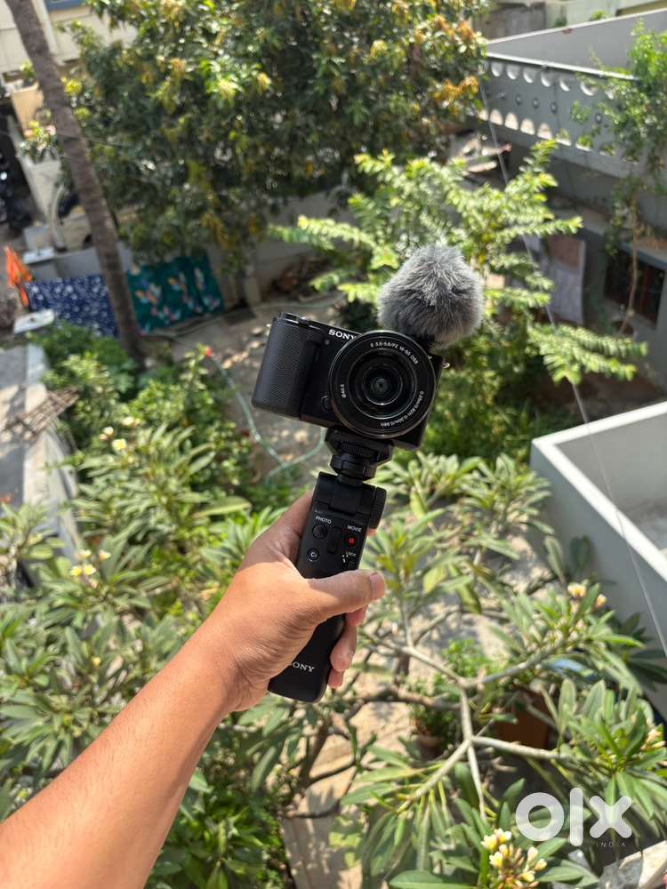  SONY ZV-E10 Camera Complete Creator Kit -Like New 65,000