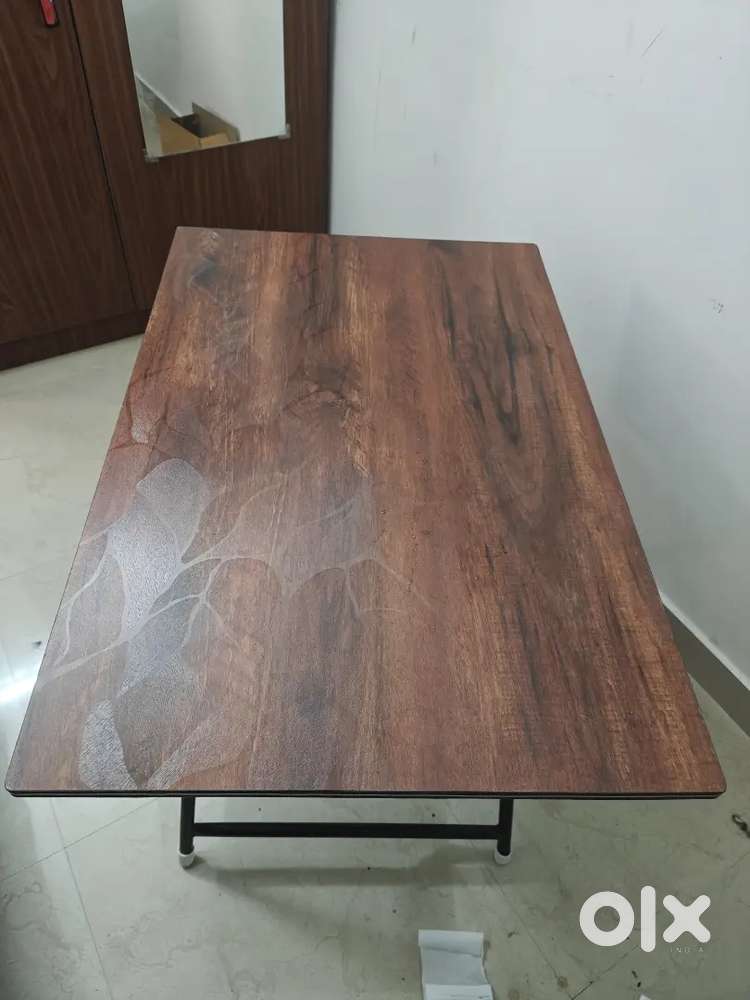 Foldable computer /laptop table