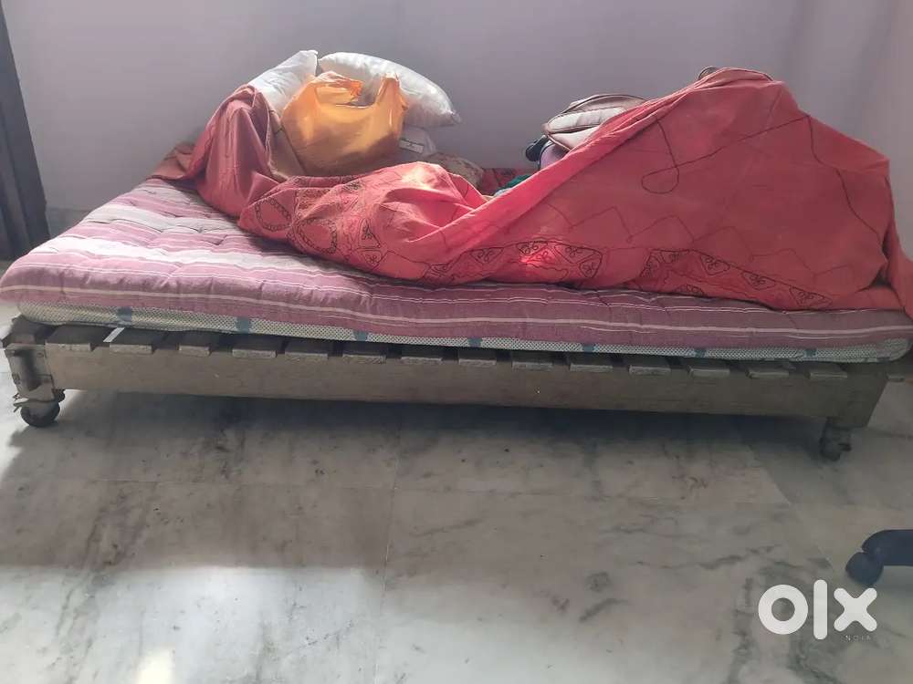 Old strong wooden bed low in height.New Gadda&Mattress.Genuine buyers.