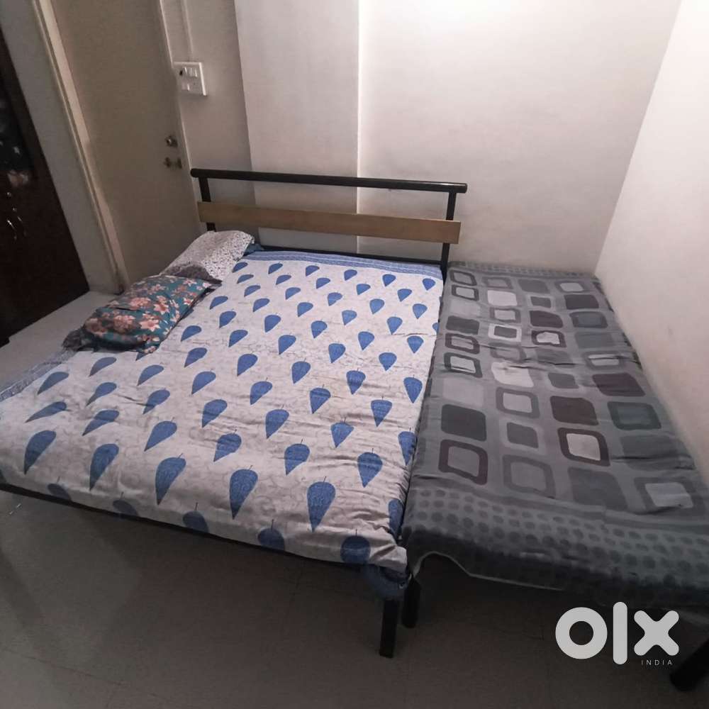 Queen metal bed
