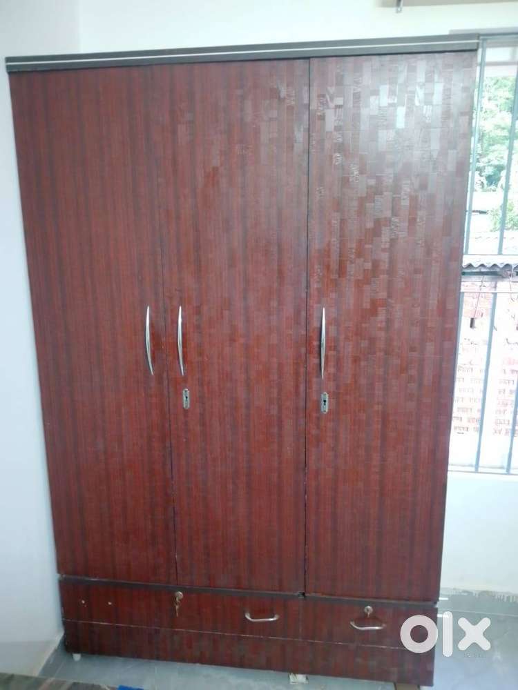 Wardrobe Almirah Sell