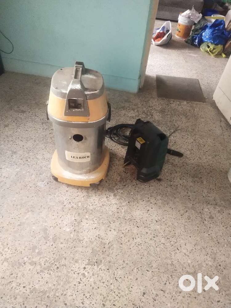 Vacuum cleaner and water jet