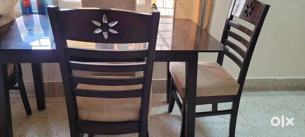 Tickwood dining table with four chair