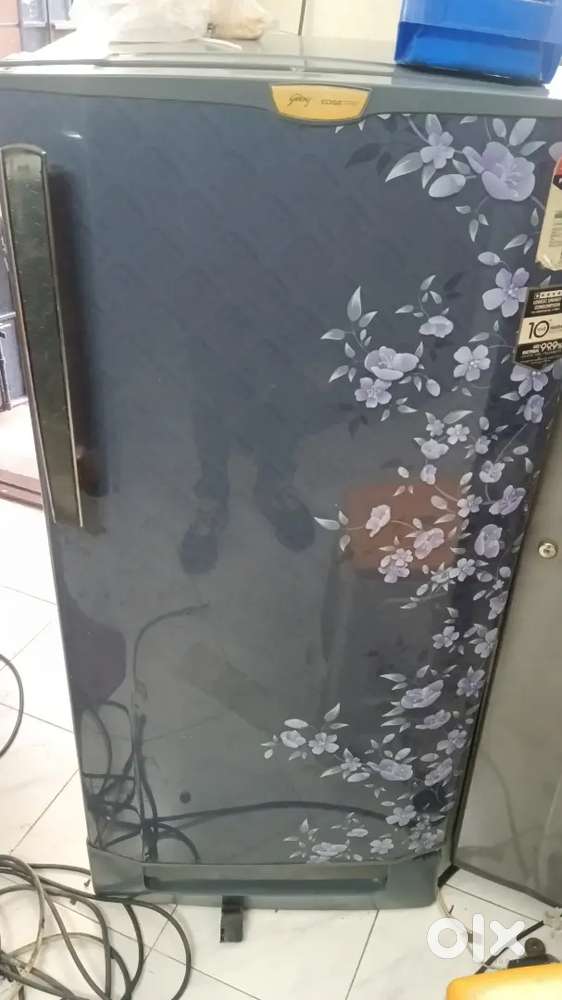 Full working condition single door fridge available