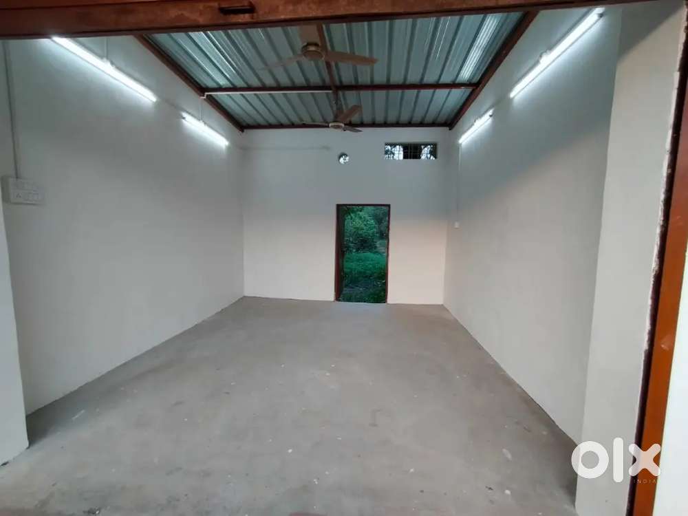 Dukan rent me Dena Hai koni main road me