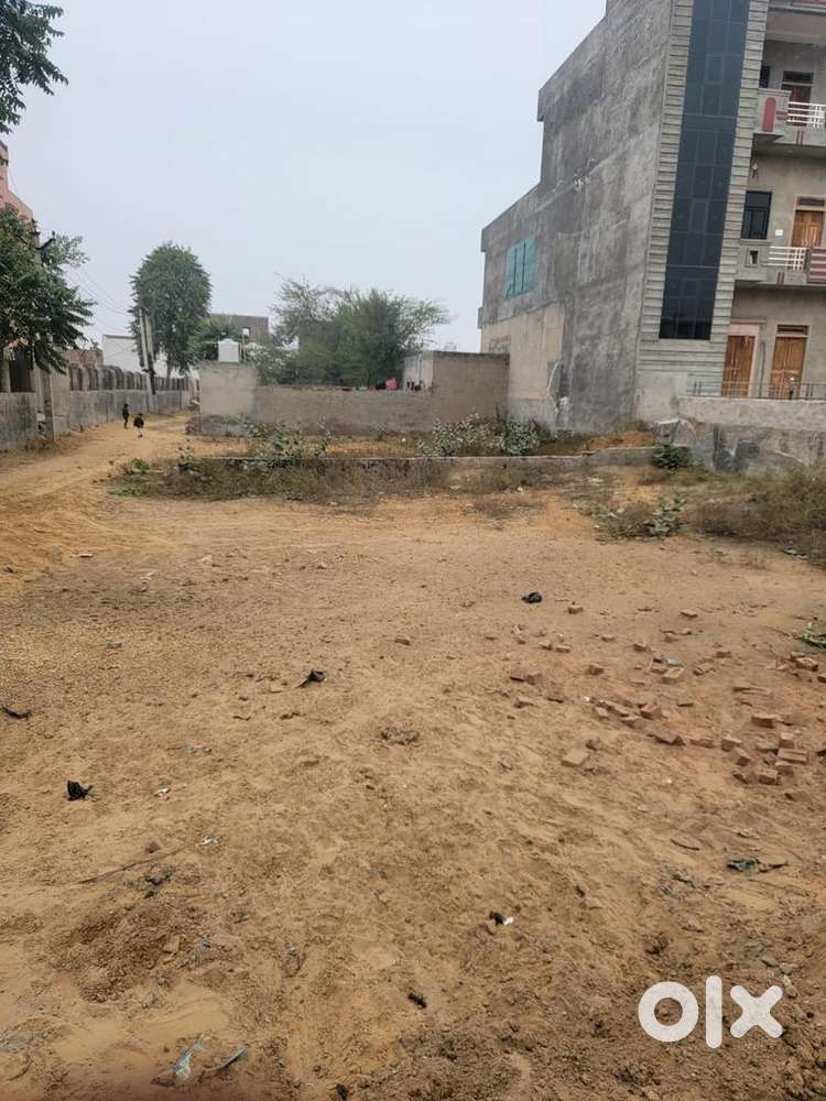 Chaudhary or modern school ke samne alag 2 plot h lene wale call kare