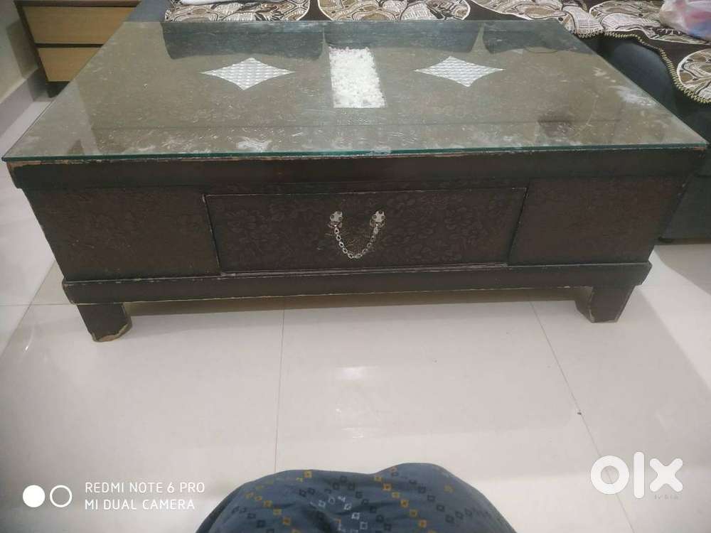 2 seater sofa and center table (4 ft * 2.5 ft)