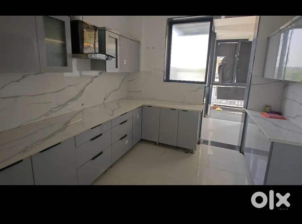 4BHK FLAT SEMIFURNISHED LOVISH FLAT