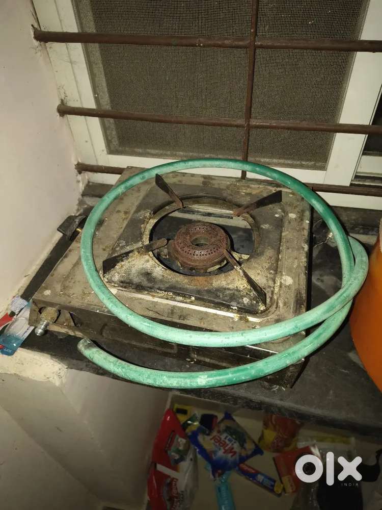 Gas stove and cylinder