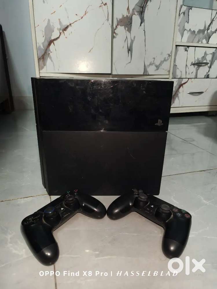 Ps4 ( 500 GB ) two control