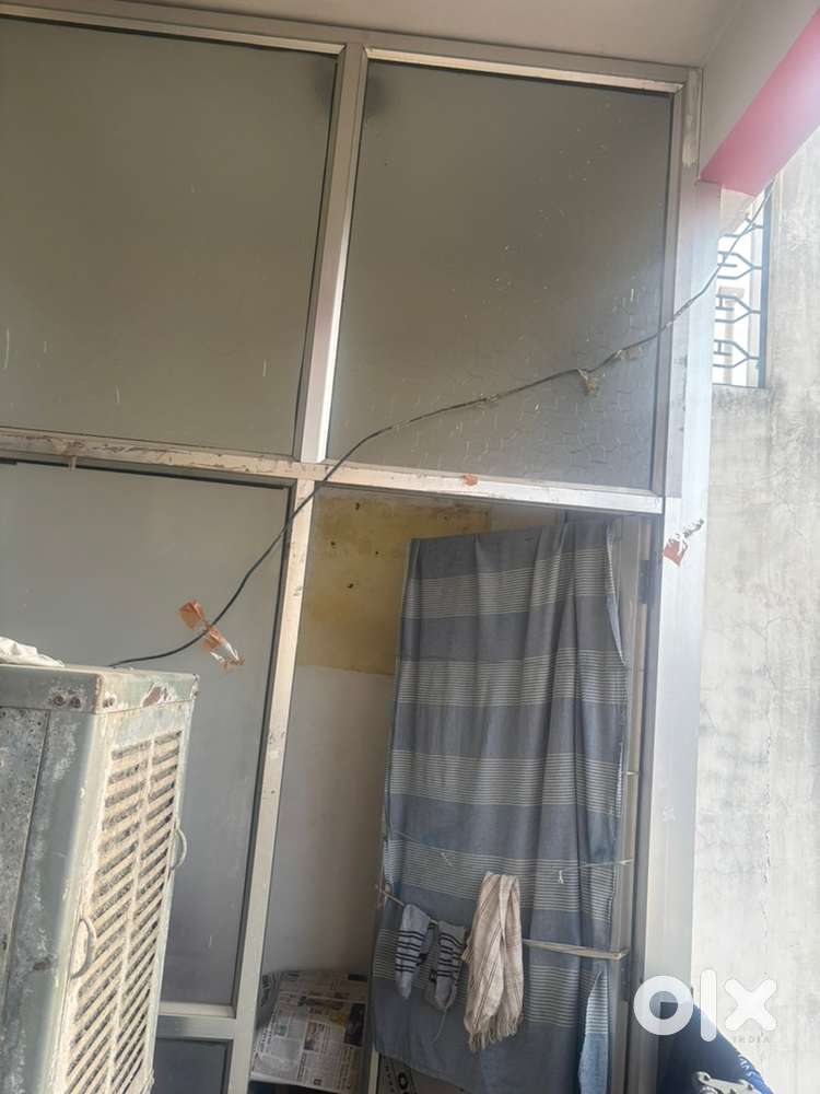 Aelling centre table and aluminium partition