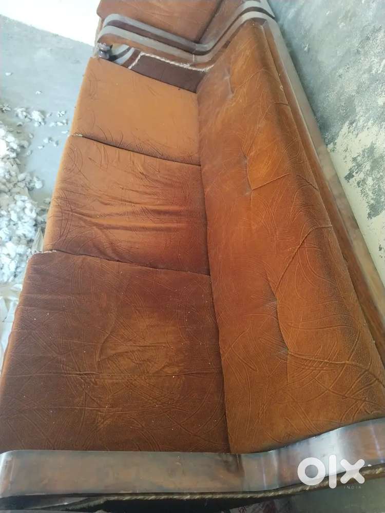 सोफ़ा सेट बिकाऊ है भट्टू फतेहाबाद मे