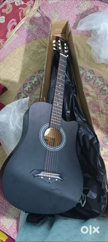 Intern is very good guitar product is wosam nice guitar full mad blak
