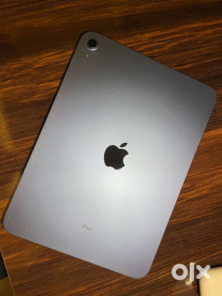 Apple i-pad 10th Gen with Apple Keyboard