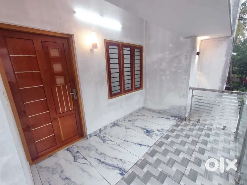 FAMILY/BACHELORS: 2 BHK SPACIOUS UPSTAIRS HOUSE RENT NEAR KAKKANAD