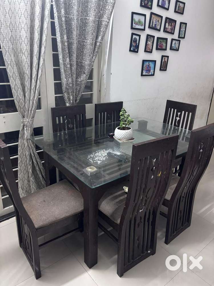 6 Seater Dinning table for sale Rs 7000