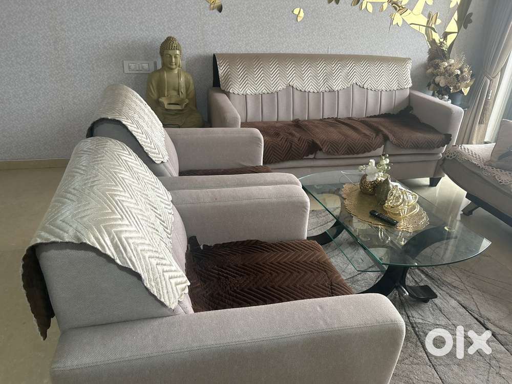 Sofa with 2 chairs and a center table
