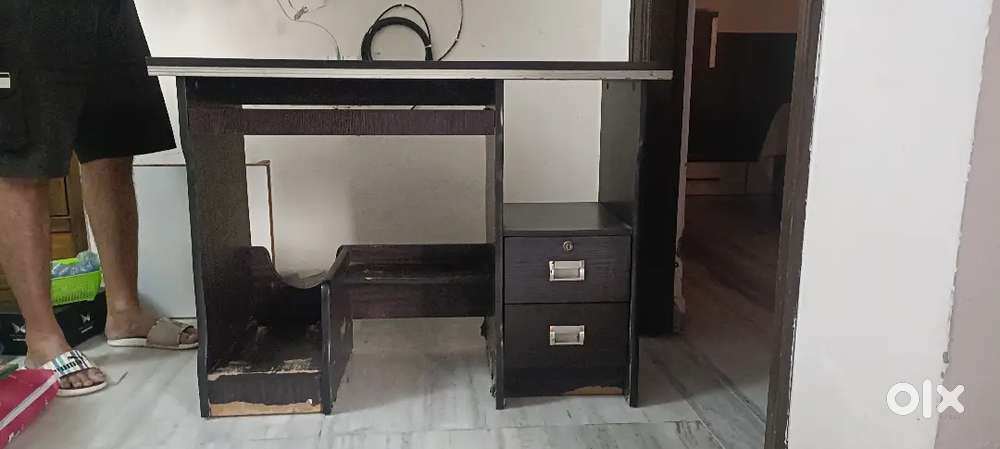 Computer table