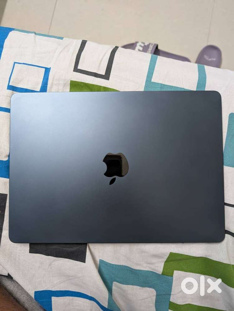 MacBook Air 2, 2022. 16 GB RAM and 512 SSD.