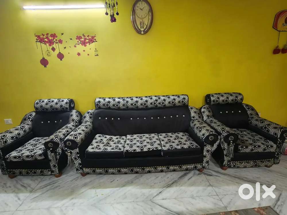 5-Seater Sofa Set with Matching side sofa–Stylish & Comfortable