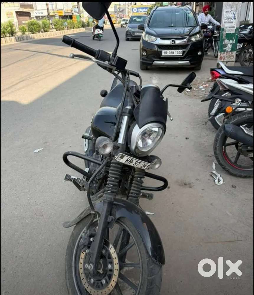 Bajaj Avenger 180 street
