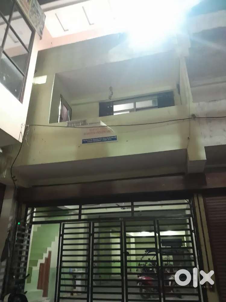 215 गज (1916वर्ग फीट) का सुव्यवस्थित और मजबूत मकान