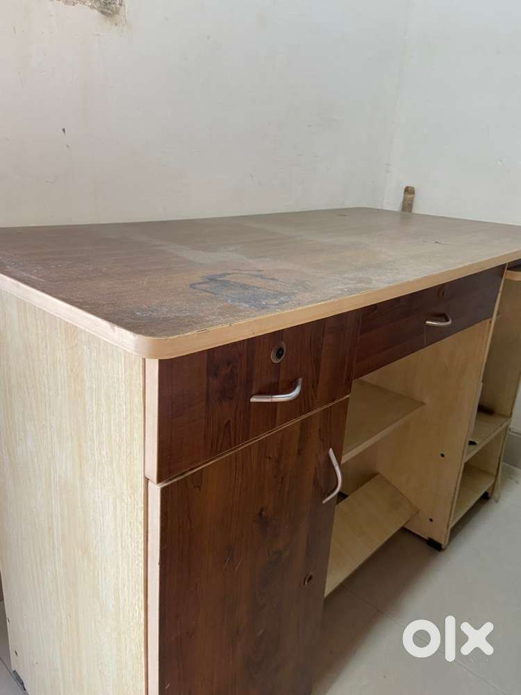 Computer table