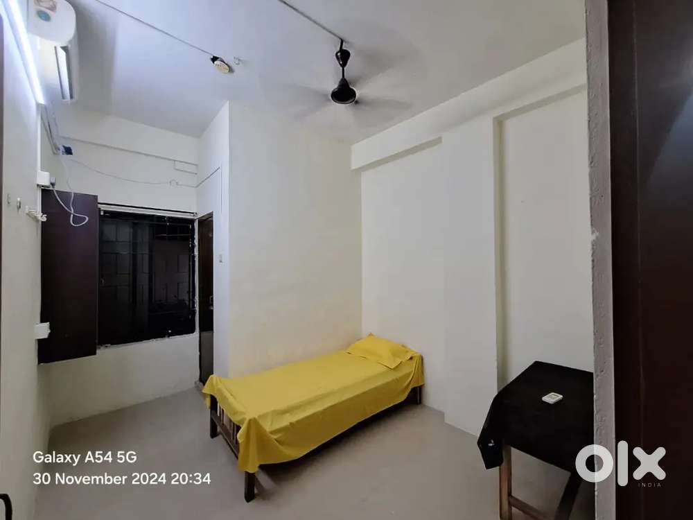 Furnished, AC single, double and twin share rooms, daily and monthly