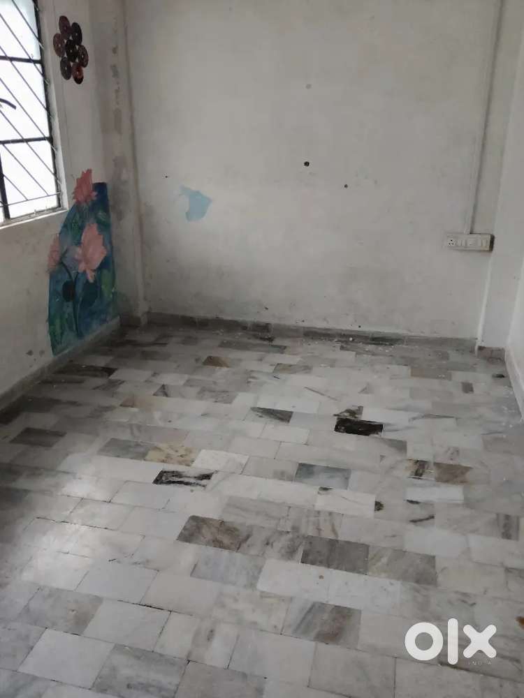 Female flatmet 2500/month