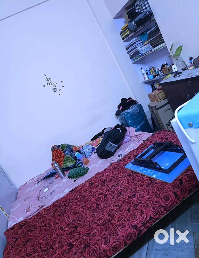 Only for girls .Tasty food and comfertable rooms