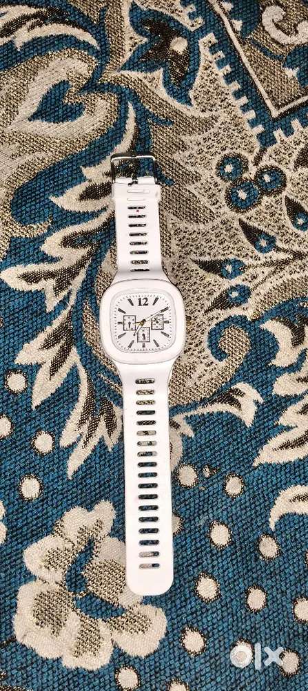 White colour ki watch he 2 din purani he