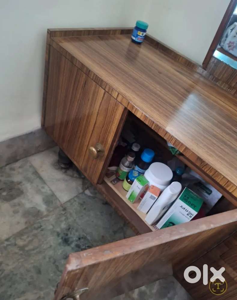 Dressing table in a gud condition with a seat