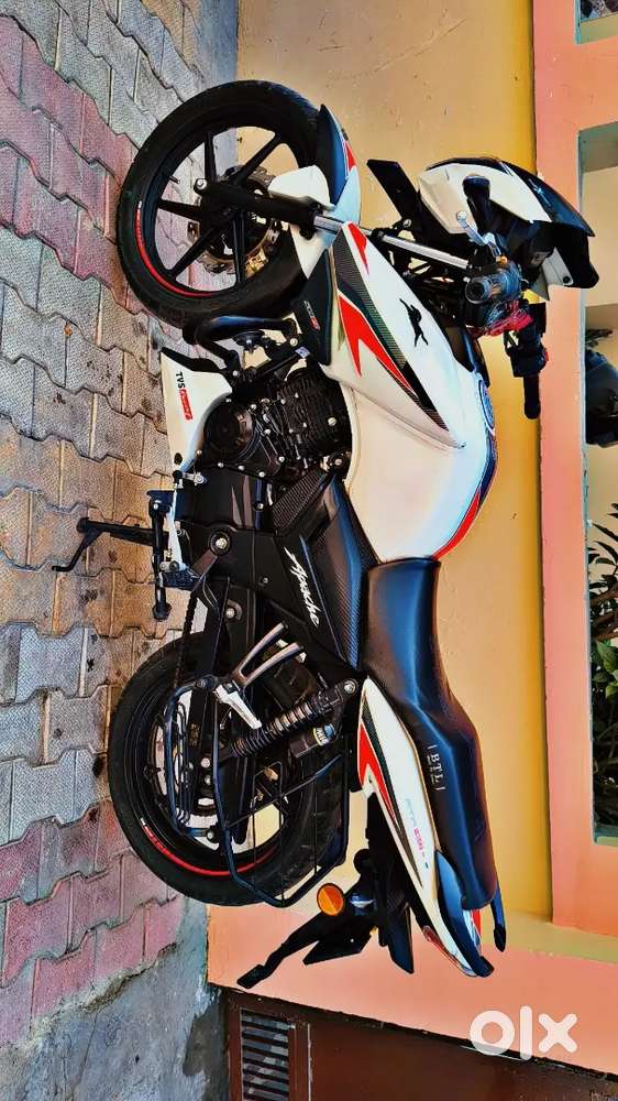 Apache RTR 160 2v with double disc and Bluetooth varient in white..!