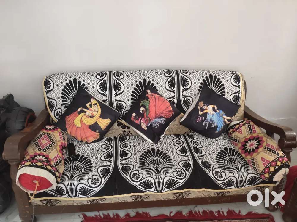 5 seter wooden sofa good condition
